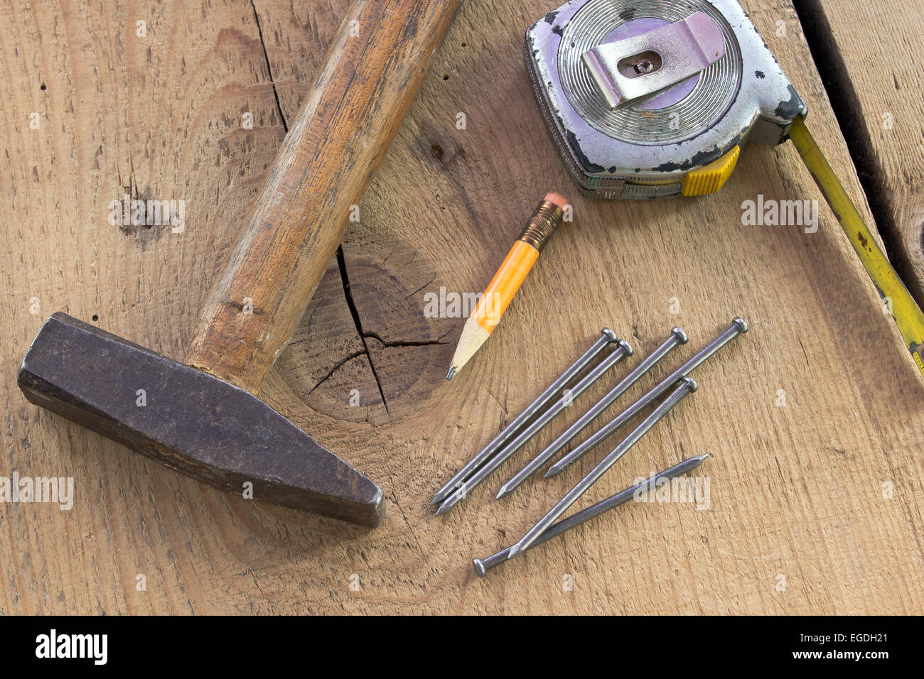 Utiliza herramientas de carpintería antigua sobre fondo de madera Foto de stock