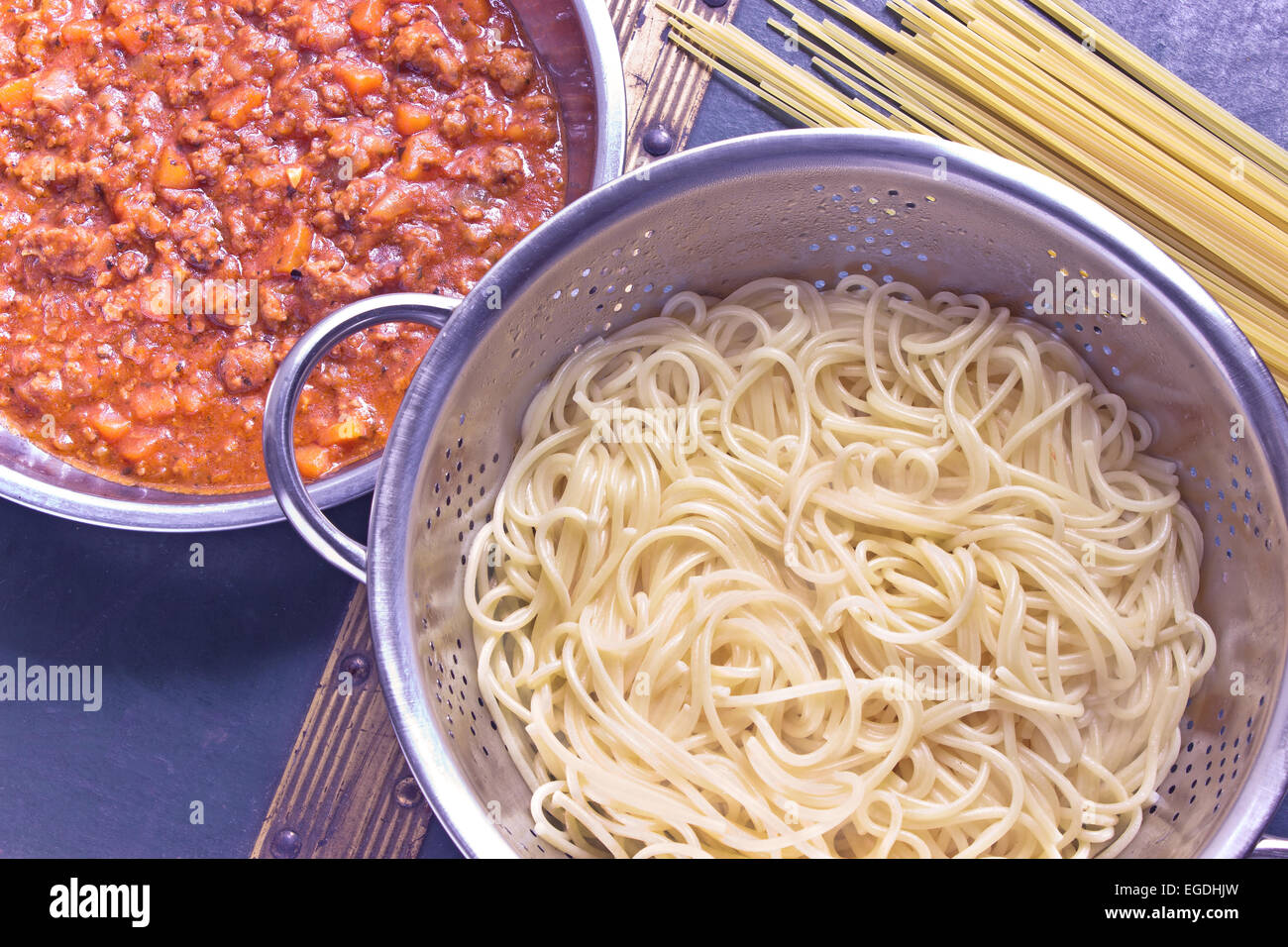 Los espaguetis a la boloñesa salsa en pan Foto de stock