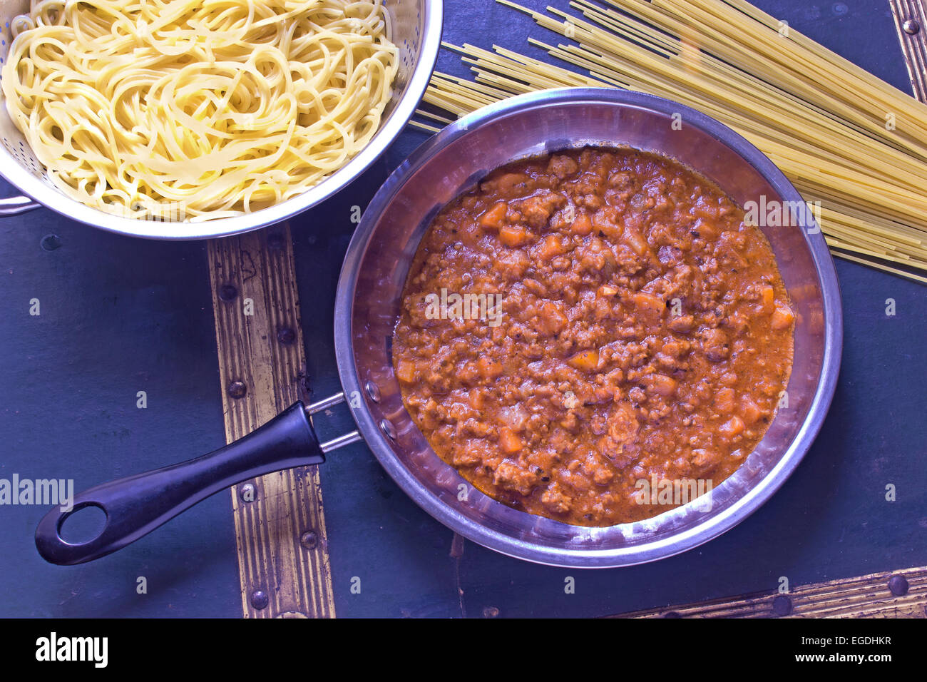 Los espaguetis a la boloñesa salsa en pan Foto de stock