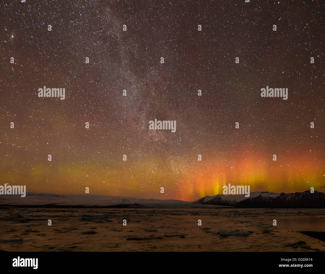 La aurora boreal o Luces del Norte y la Vía Láctea Jokulsarlon Islandia Europa Foto de stock