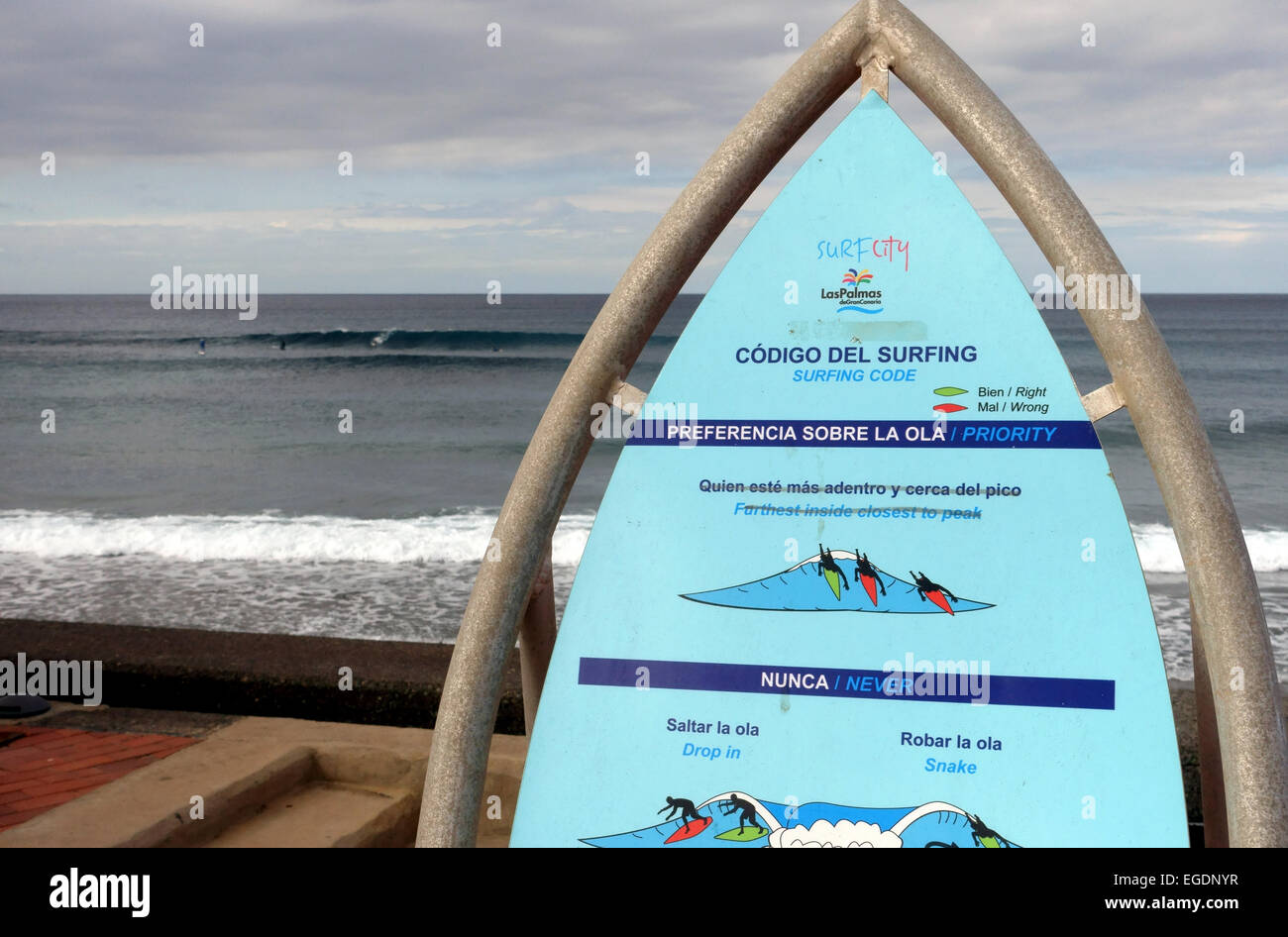 Código para los surfistas en la playa de Las Canteras, Las Palmas de Gran  Canaria, España Fotografía de stock - Alamy