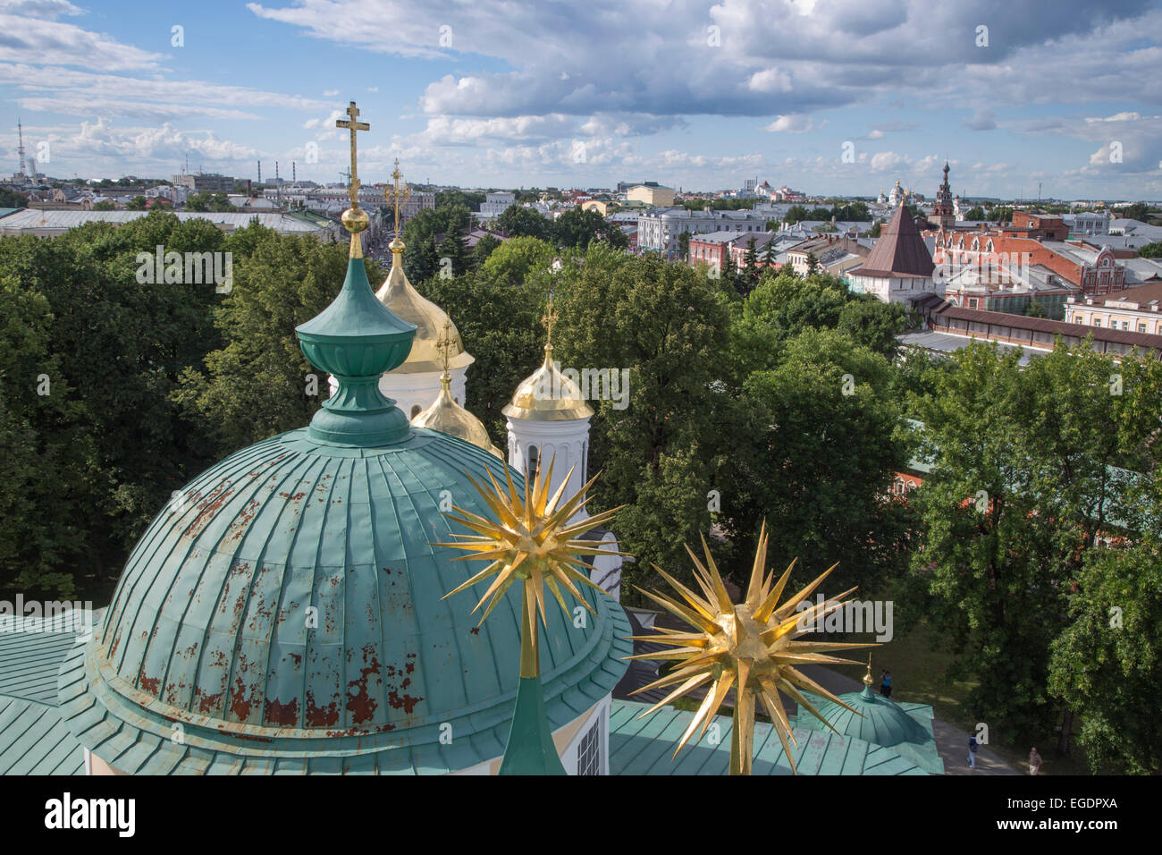 Vista desde la torre del campanario del Monasterio de la Transfiguración del Salvador con spiked techo dorado decoración, Yaroslavl, Rusia, Europa Foto de stock