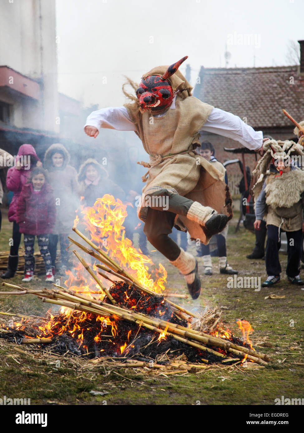 Saltar sobre el fuego como una costumbre tradicional en Lozovik, Serbia Foto de stock