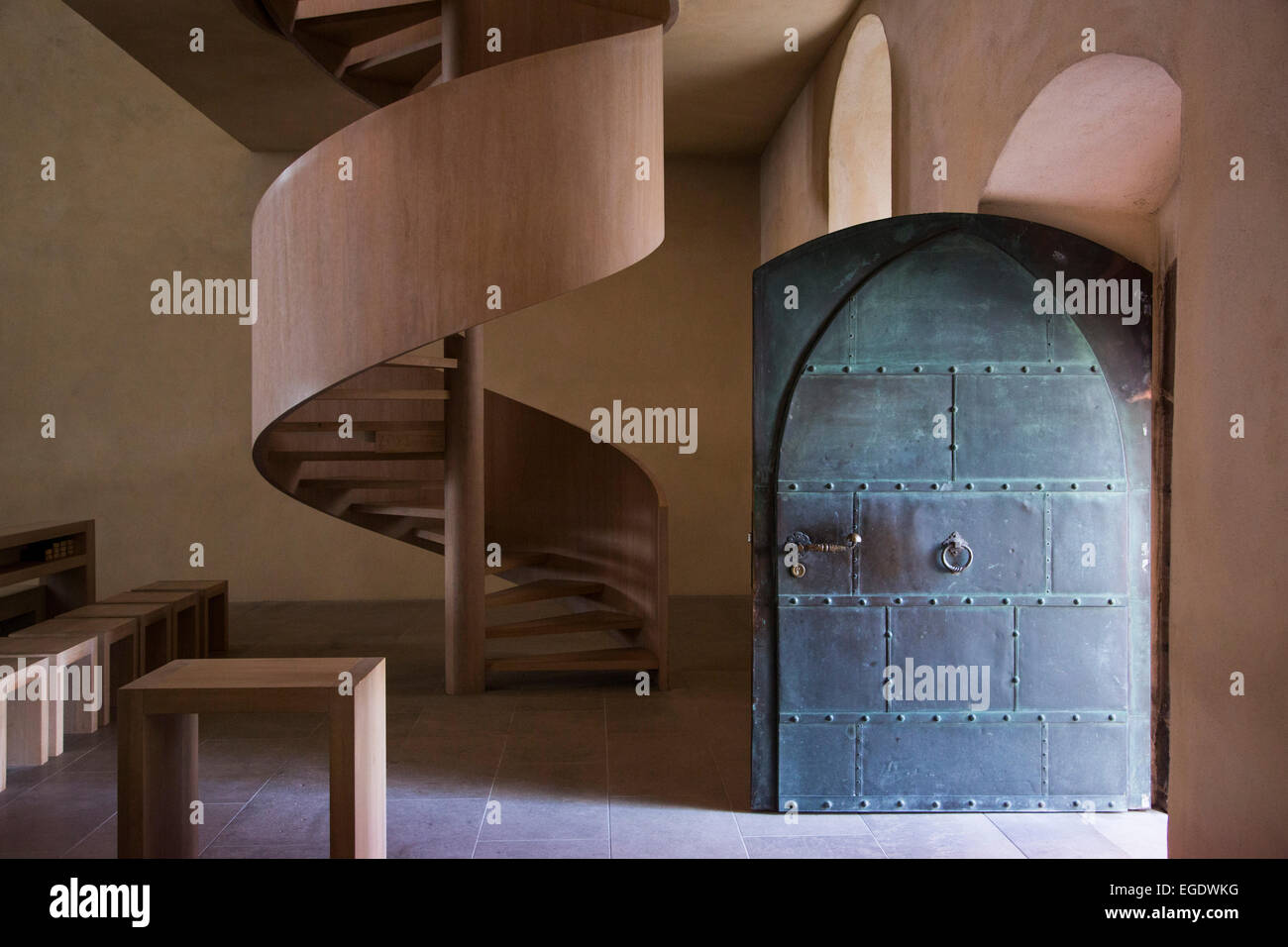 Escalera de caracol y la arquitectura moderna en la iglesia de Santa Klara, Nuremberg, Franconia, Baviera, Alemania Foto de stock