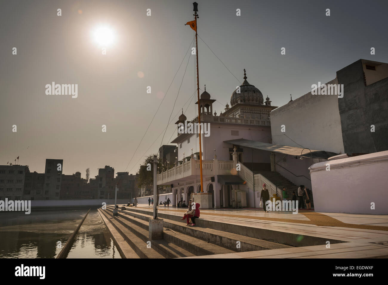 Pequeño Gurdwara y el depósito en el centro de los bazares de Amritsar, India Foto de stock