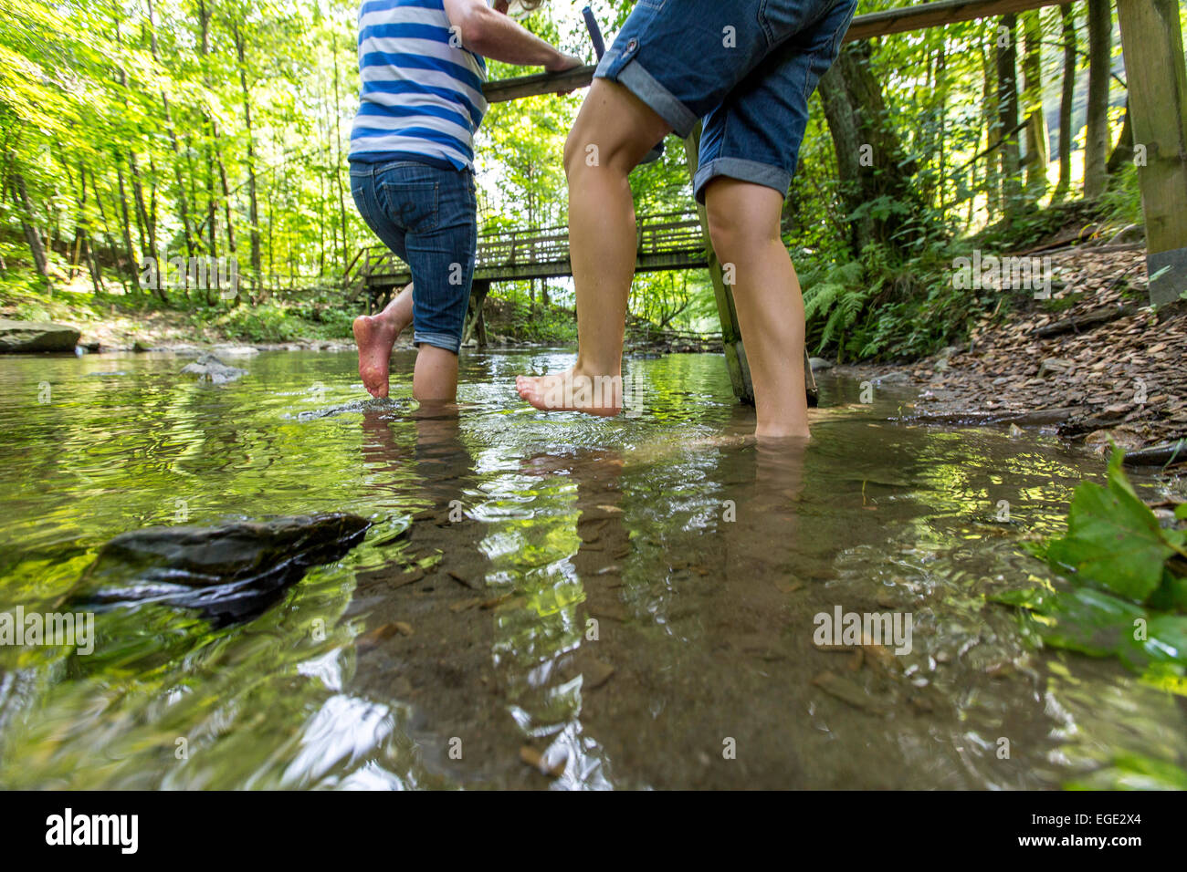 Cura Kneipp, hidroterapia en el río Ruhr, un tema ruta de senderismo en la región de Sauerland, Alemania Foto de stock