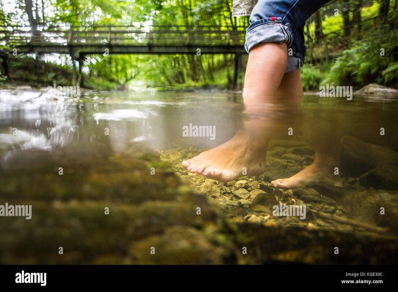 Cura Kneipp, hidroterapia en el río Ruhr, un tema ruta de senderismo en la región de Sauerland, Alemania Foto de stock