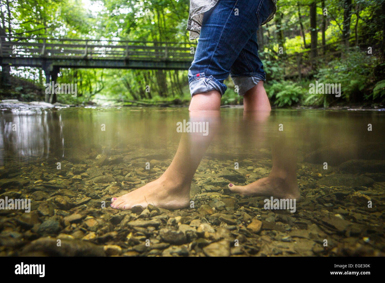 Cura Kneipp, hidroterapia en el río Ruhr, un tema ruta de senderismo en la región de Sauerland, Alemania Foto de stock