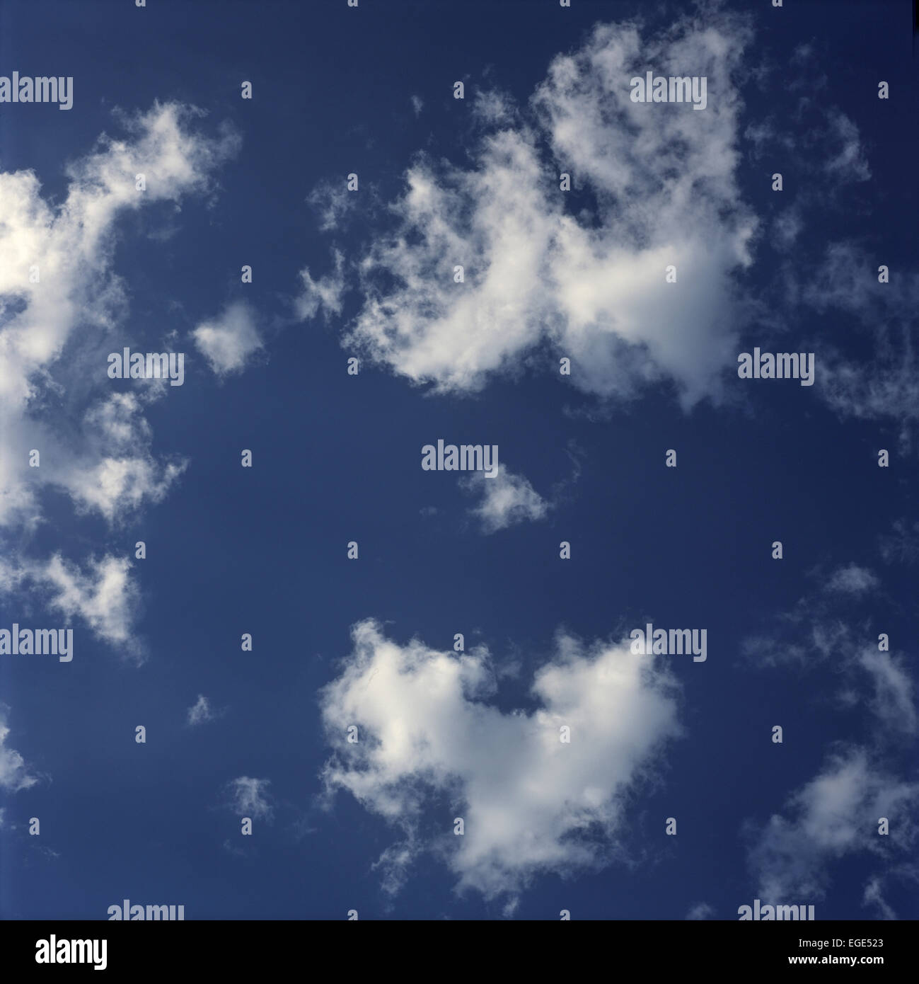 cielo azul con nubes hinchadas Foto de stock