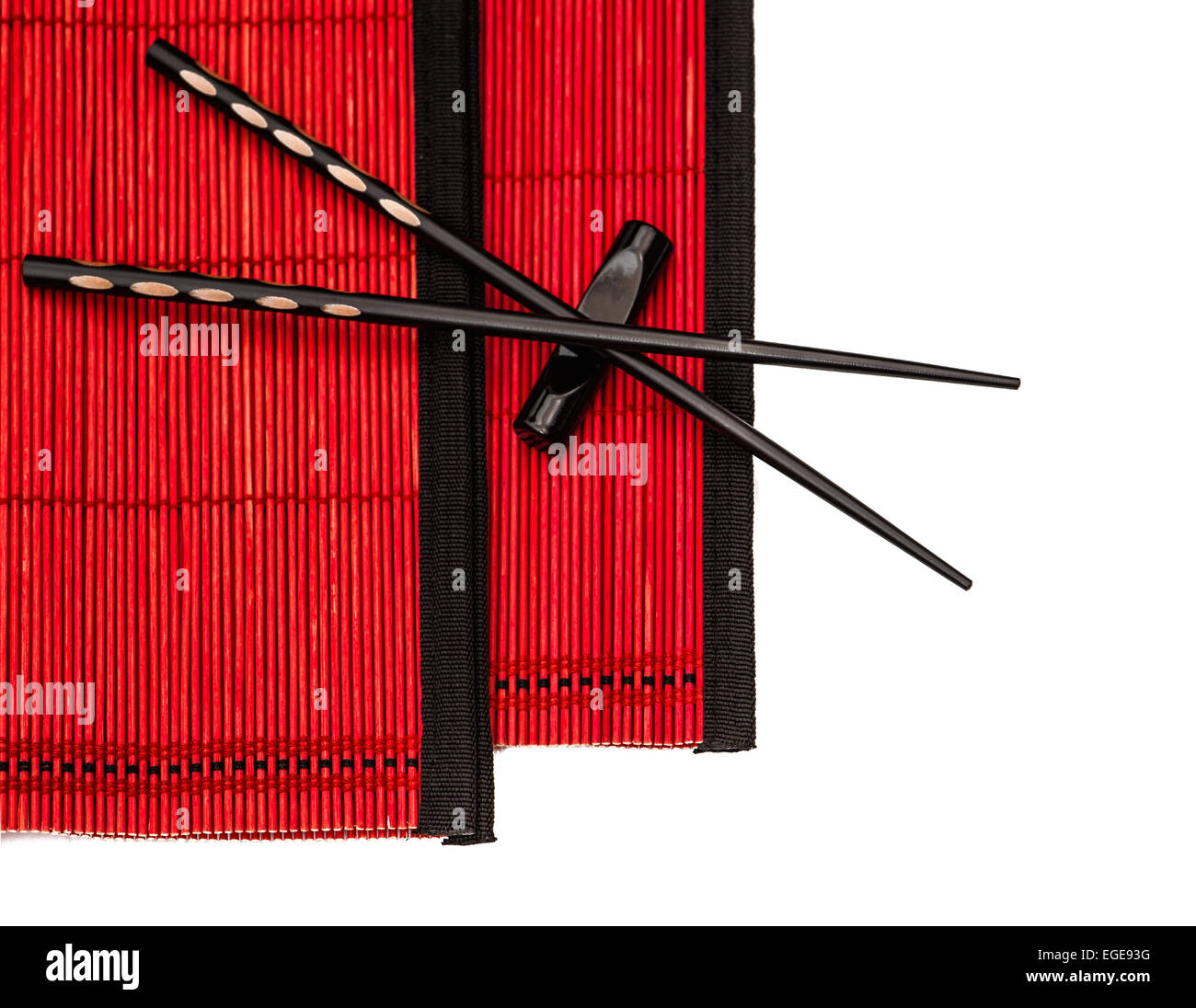 Negro sobre rojo palillos chinos estera de bambú. Tabla de estilo asiático place setting Foto de stock