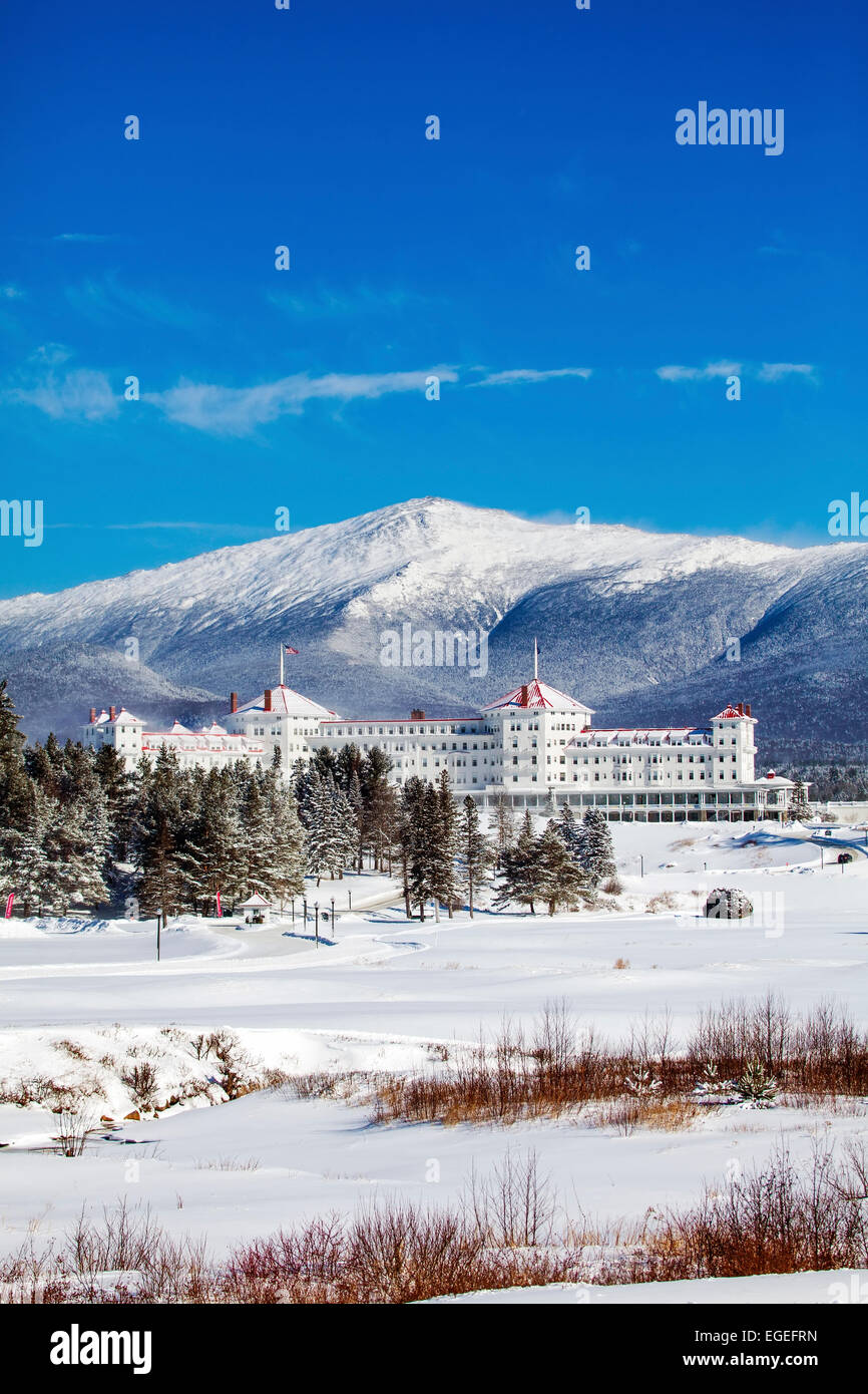 La majestuosa fachada del Hotel Mount Washington, en Bretton Woods, New Hampshire, Estados Unidos está en el White Mountain National Forest. Foto de stock