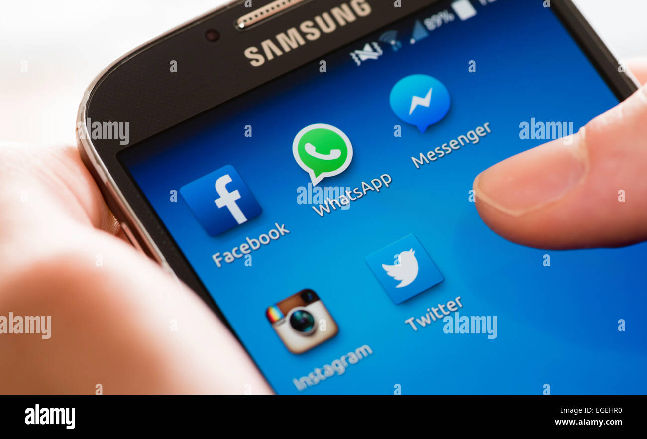Icono de 'WhatsApp' y otros medios de comunicación social apps en la pantalla táctil del smartphone Samsung Galaxy Foto de stock