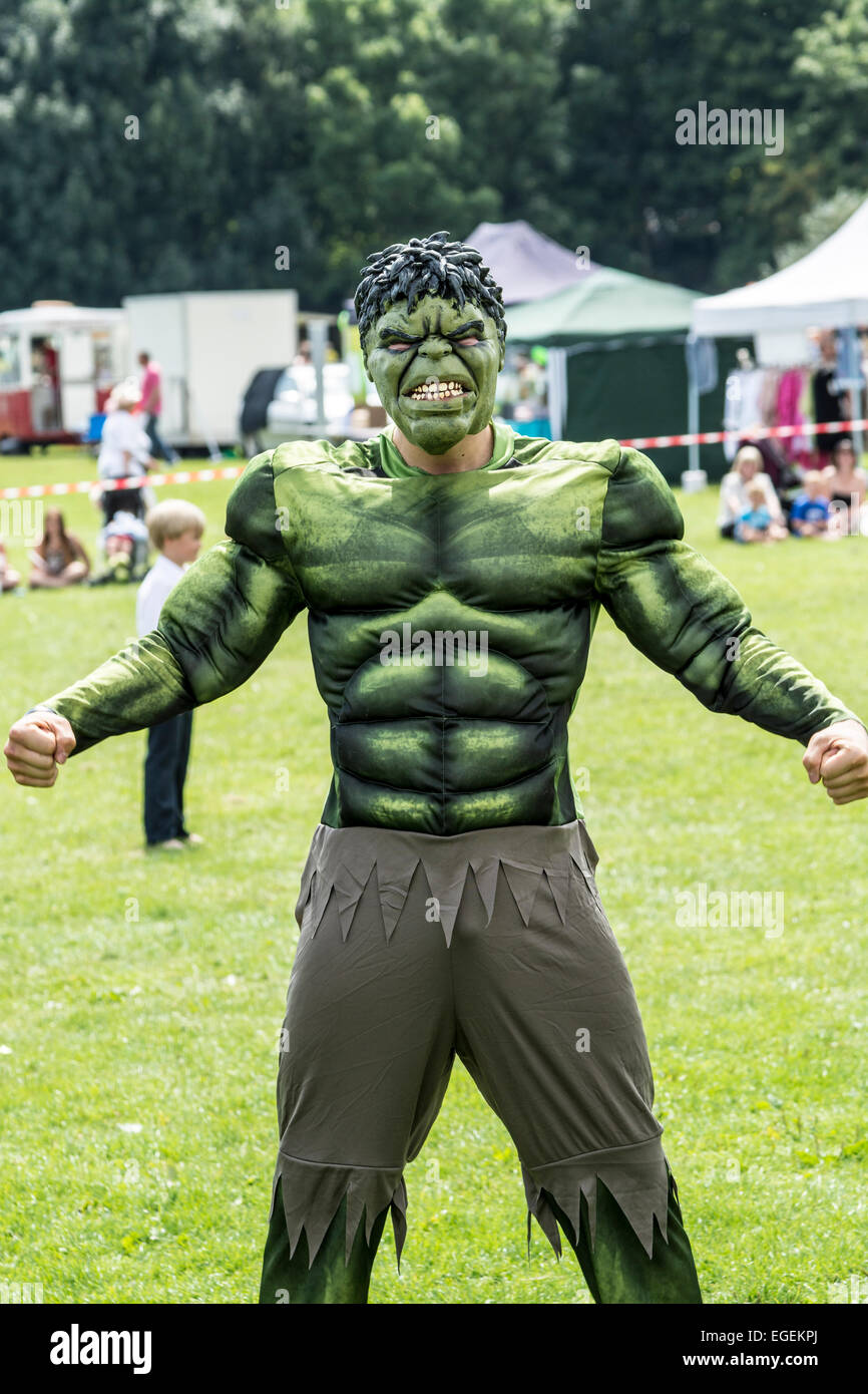 Persona vestida con traje de Hulk en carnaval en Chesterfield, Derbyshire,  Inglaterra Fotografía de stock - Alamy