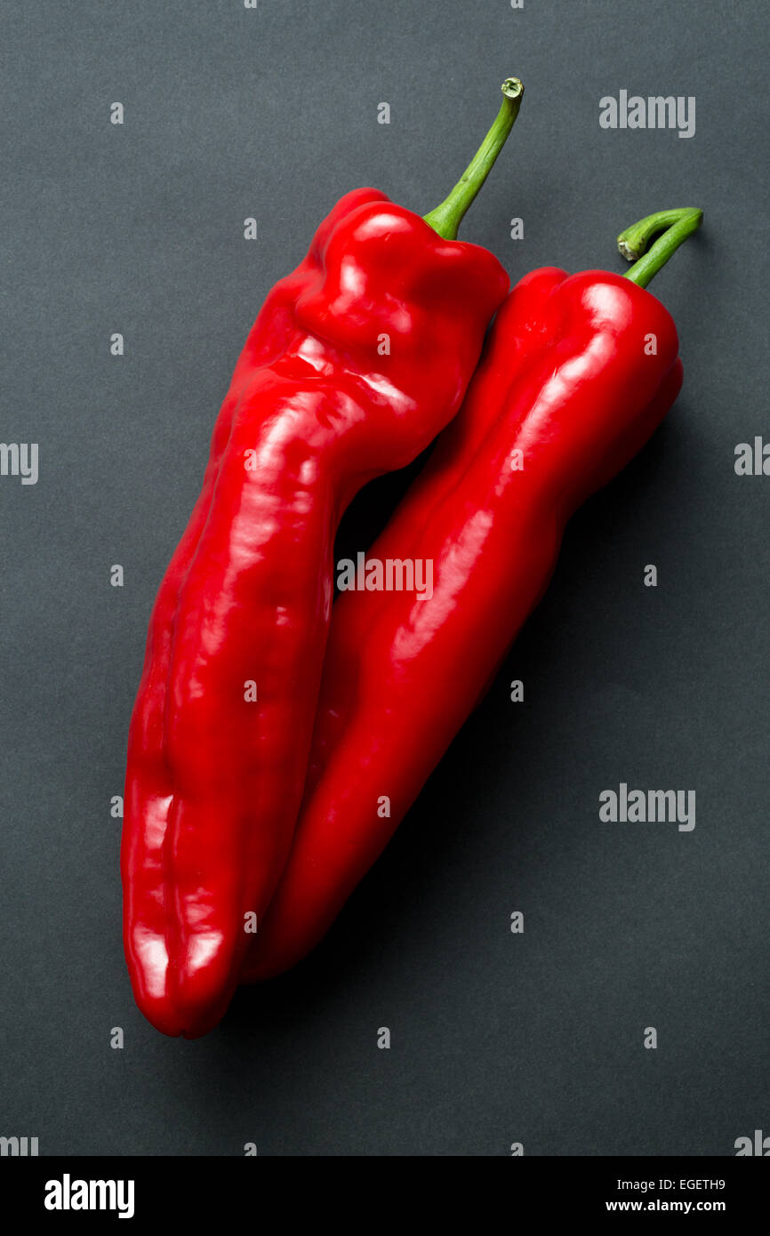 El pimiento rojo sobre fondo negro Foto de stock
