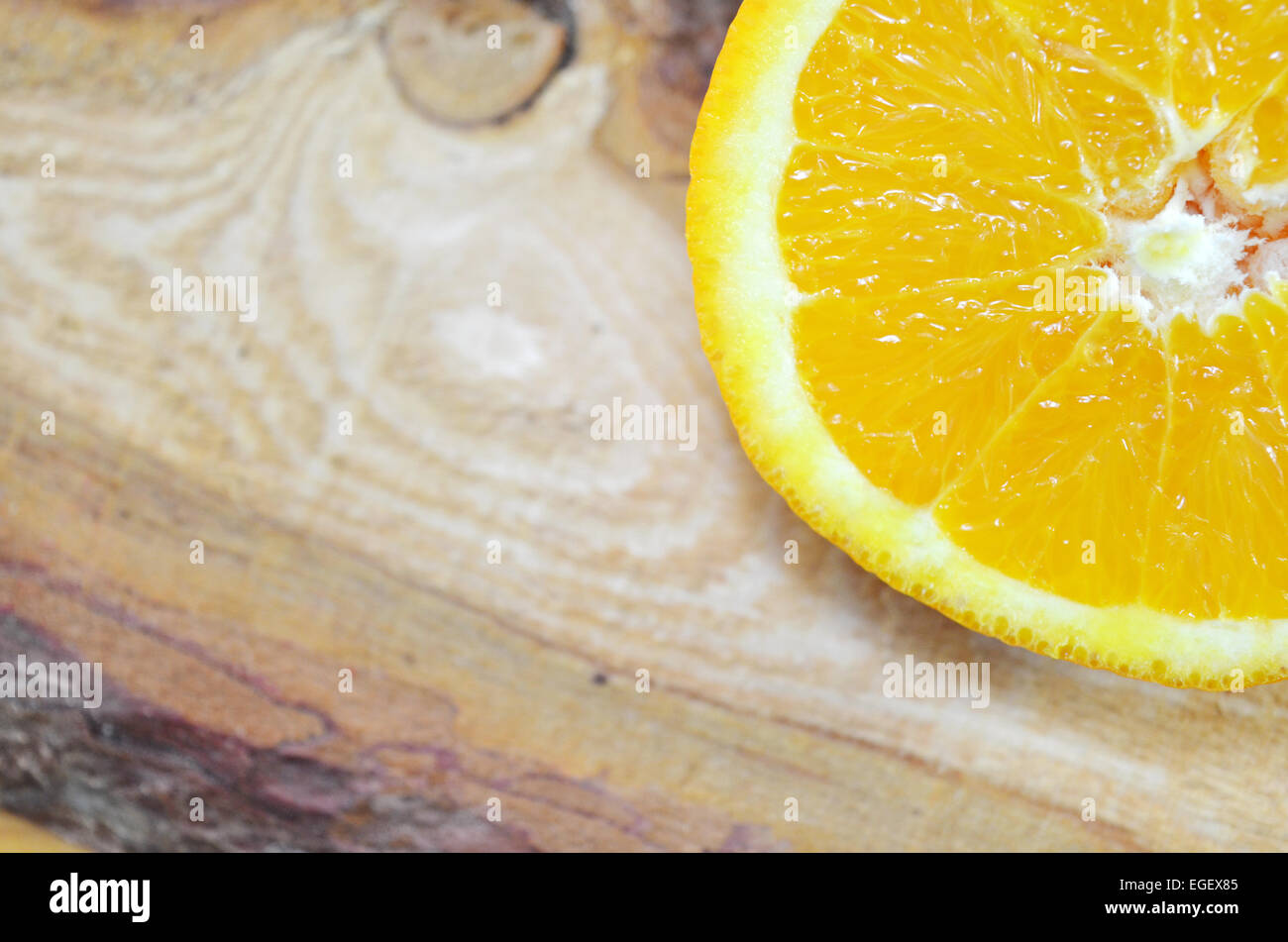La mitad de una naranja de cerca en una plancha Foto de stock