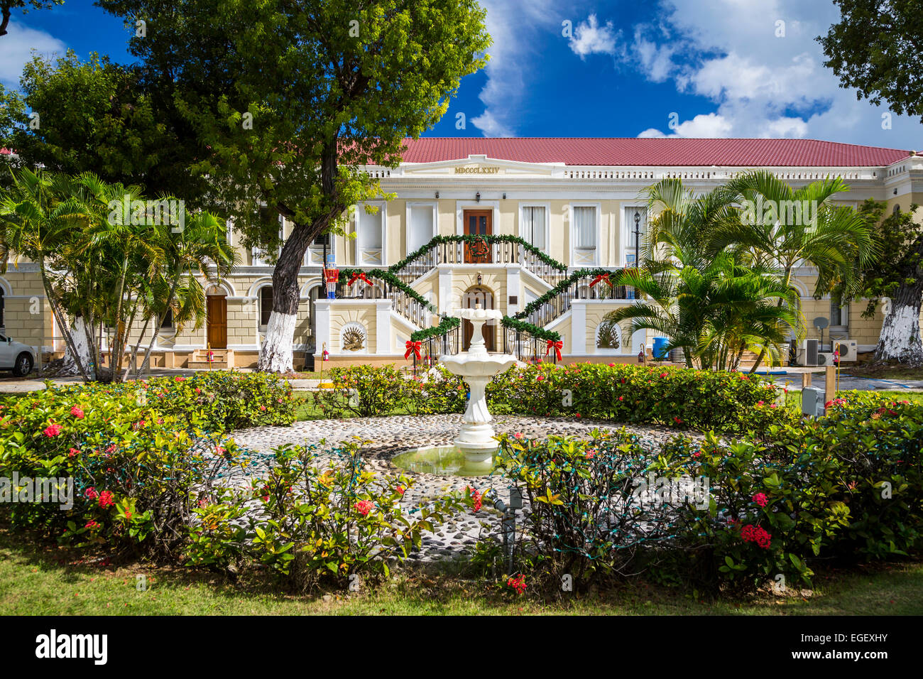 La Legislatura de las Islas Vírgenes están decoradas para Navidad en Charlotte Amalie, San Thomas, Islas Vírgenes de EE.UU., el Caribe. Foto de stock