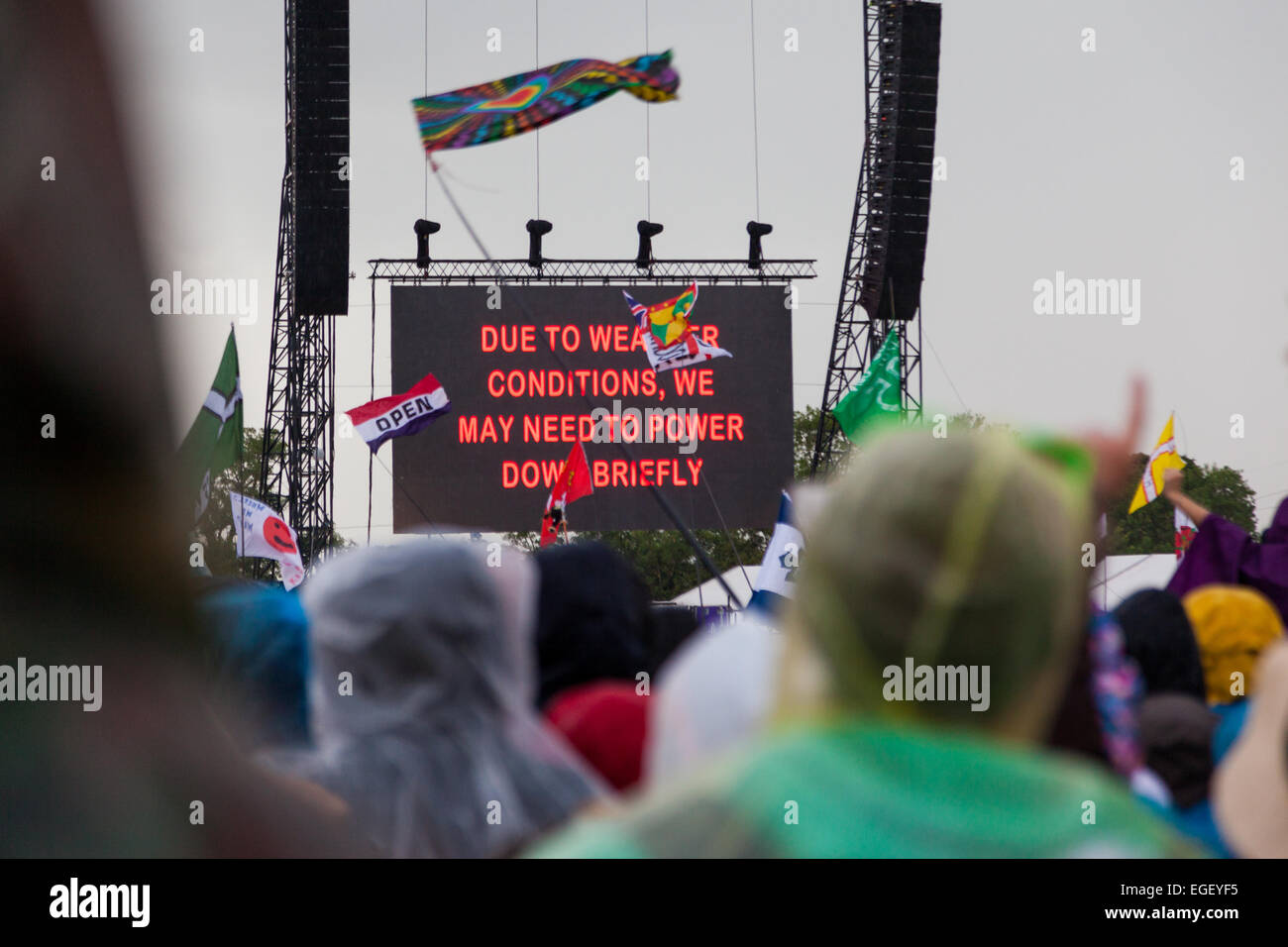 GLASTONBURY, UK - Junio 27, 2014 : Una pantalla gigante en el escenario de la pirámide de Glastonbury Festival advierte de una inminente apagon Foto de stock