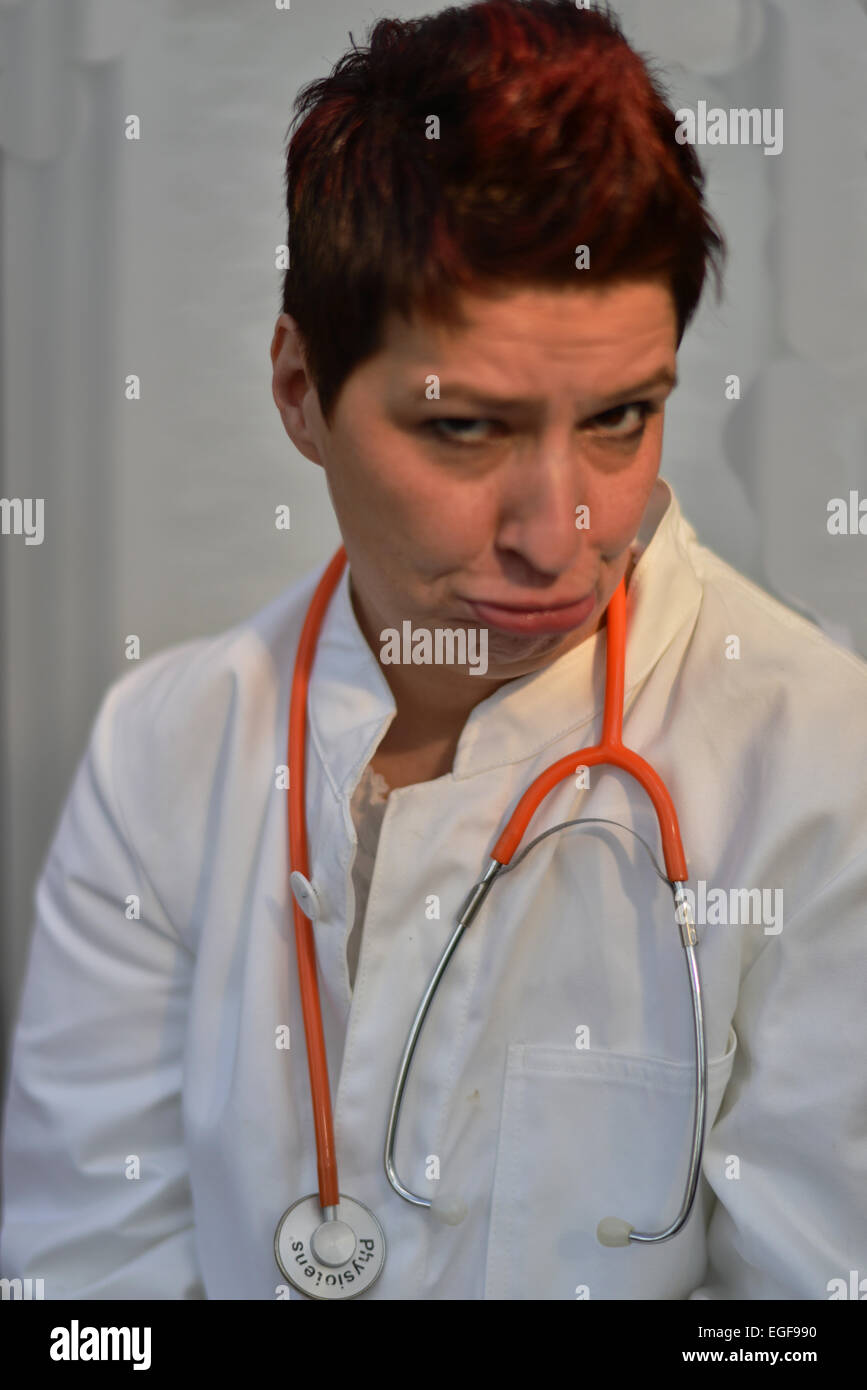 Un médico en una bata blanca y estetoscopio con expresiones faciales. Tomado el 03/11/2014 en Iserlohn. Foto de stock