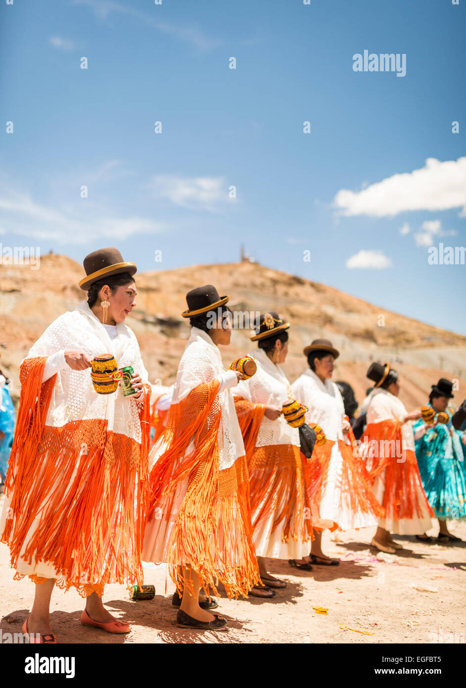El baile de cholita durante procesiones durante el carnaval de mineros, el  Cerro Rico de Potosí, en el sur de Altiplano, Bolivia Fotografía de stock -  Alamy