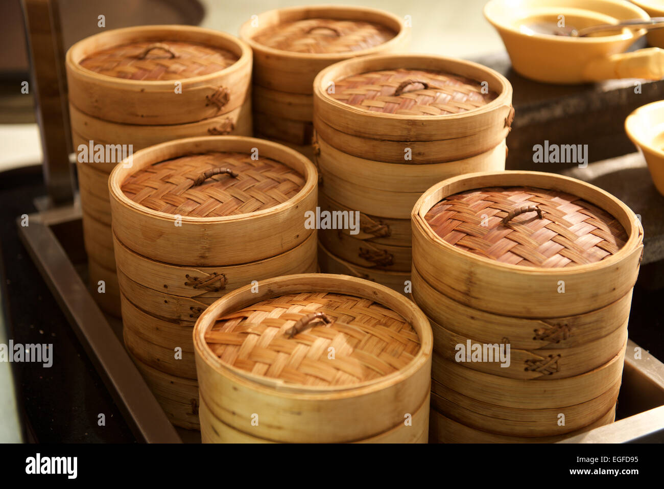 Recipiente de bambú Dim Sum en un restaurante Foto de stock