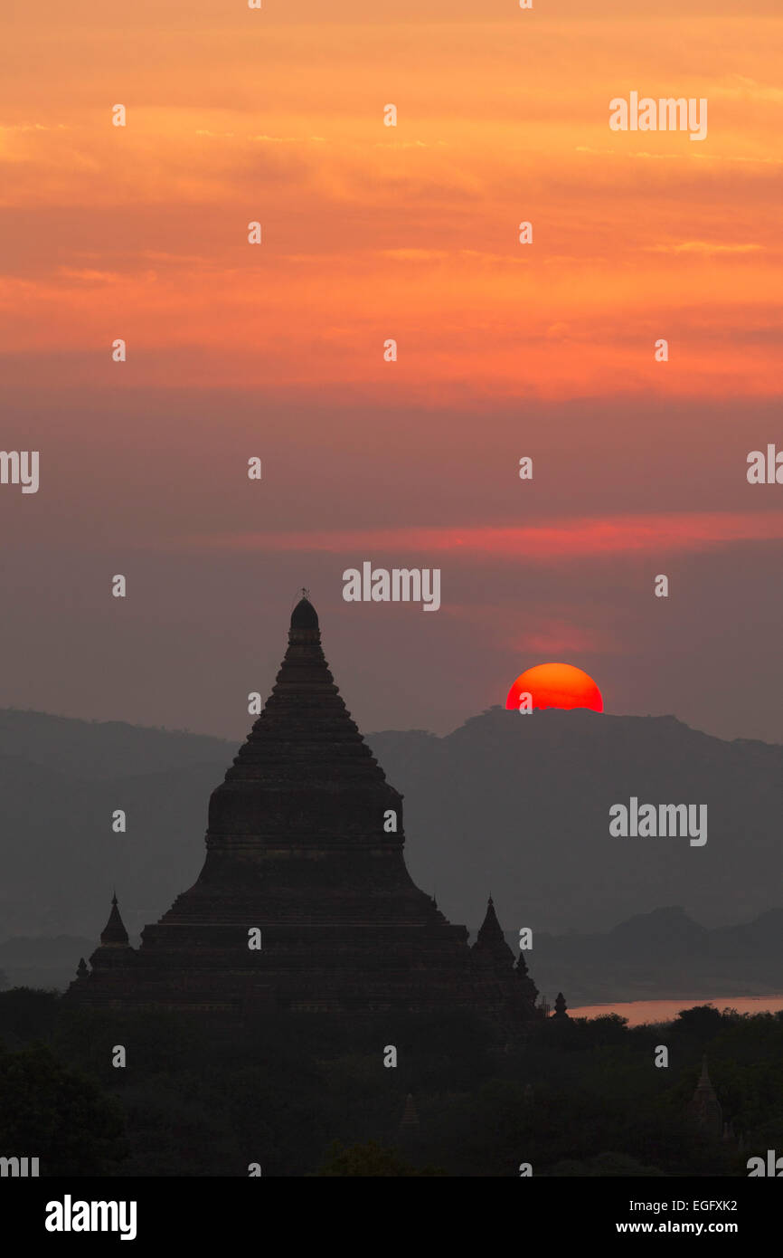 Puesta de sol sobre un antiguo templo, Bagan, Myanmar ( Birmania ), Asia Foto de stock