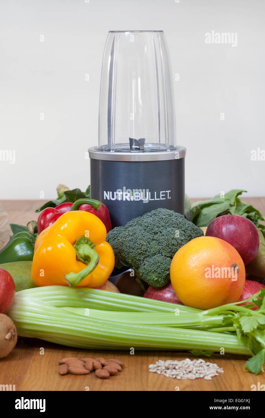 Recomendación También Tina Alimentos Nutribullet Extractor con frutas y vegetales crudos listos para  la extracción Fotografía de stock - Alamy