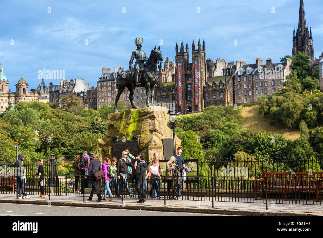 El Royal Scots Greys monumento en Princes Street Foto de stock
