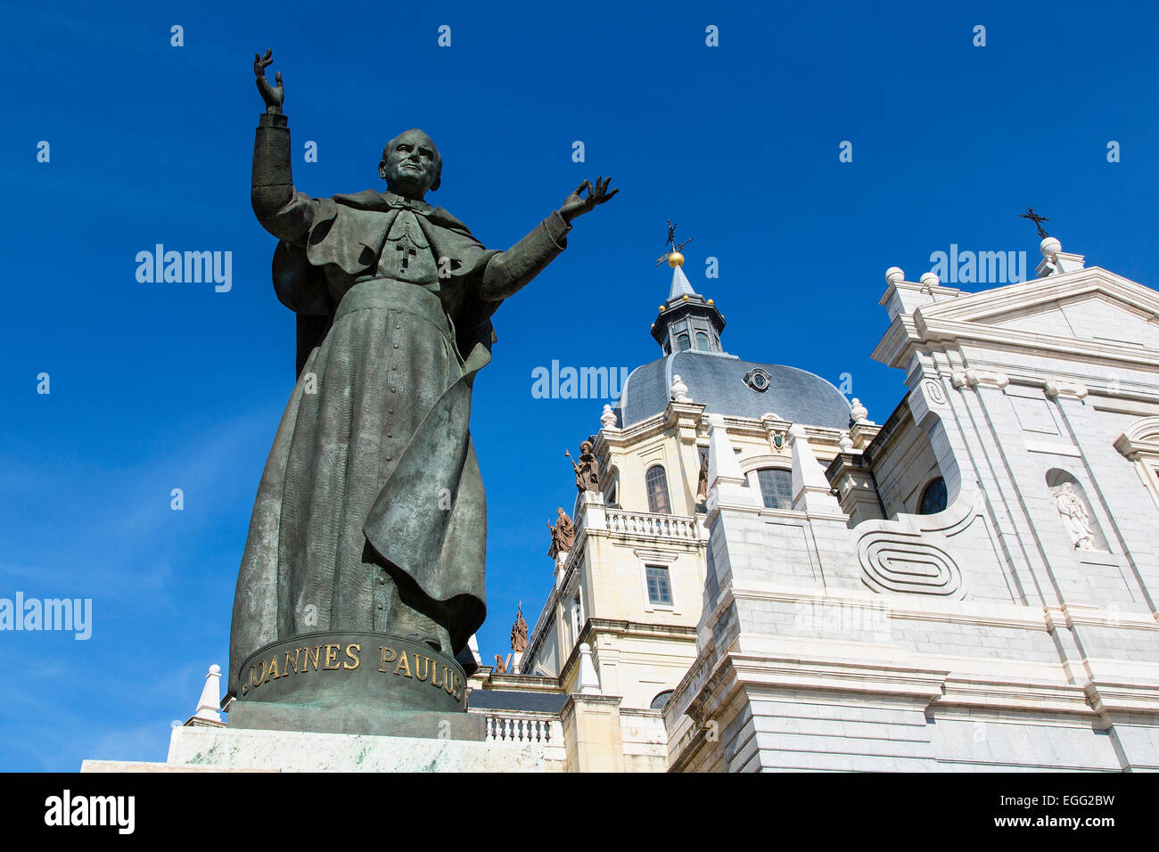Madrid, la estatua del Papa Juan Pablo II Foto de stock