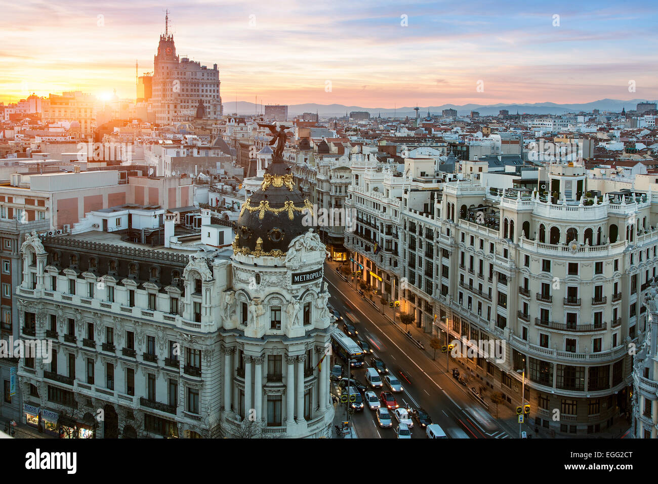 Skyline de Madrid con el edificio Metrópolis y la Gran Via Foto de stock