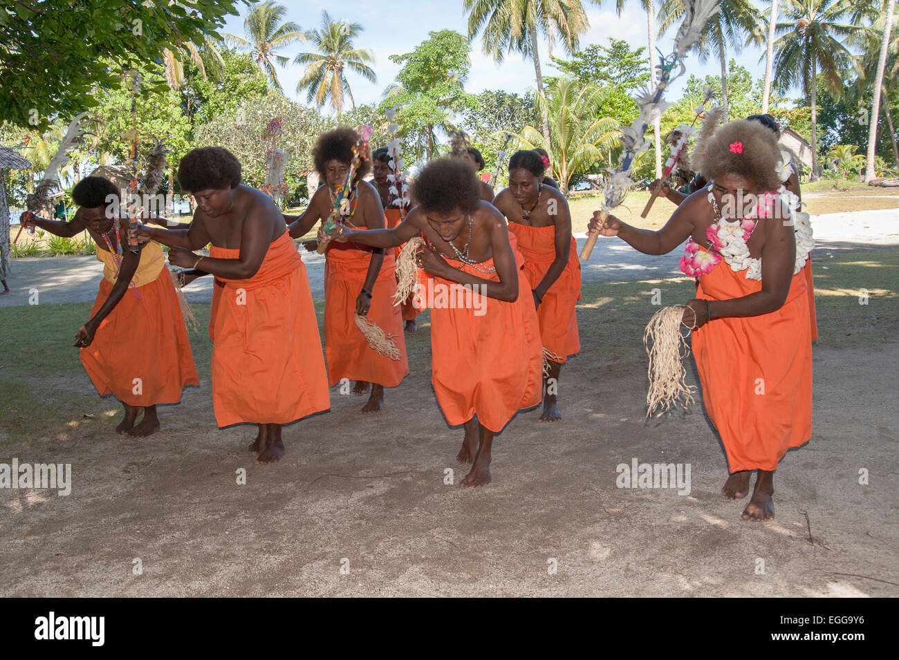 Las mujeres de una aldea de realizar bailes en las Islas Salomón Fotografía  de stock - Alamy