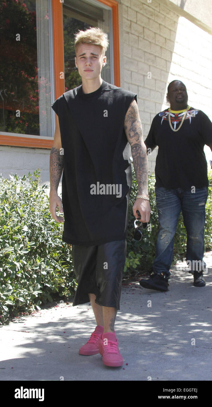 Justin Bieber llega a Sushi Dan en Studio City en su Ferrari 458 Italia,  vistiendo gamuza rosa zapatillas de Adidas. Dejó en un Cadillac Escalade  2014 impulsada por sus guardaespaldas. Featuring: Justin