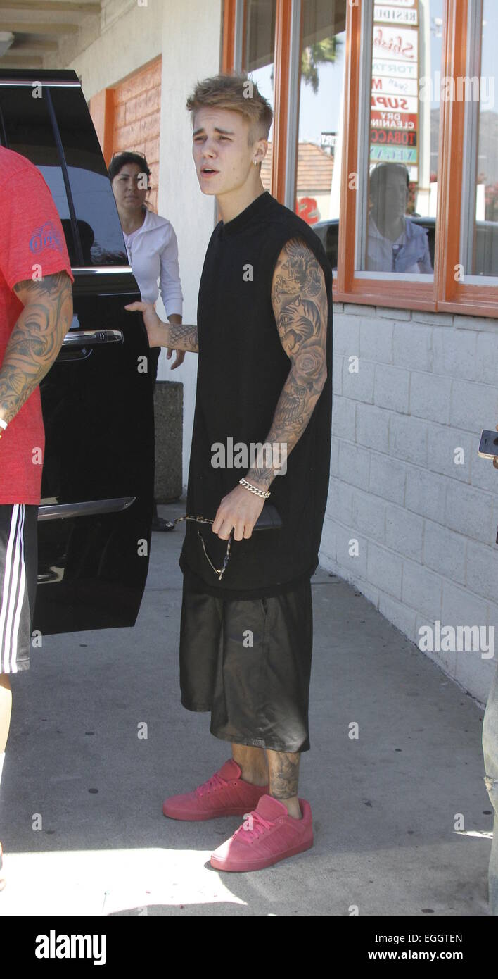 Justin Bieber llega a Sushi Dan en Studio City en su Ferrari 458 Italia,  vistiendo gamuza rosa zapatillas de Adidas. Dejó en un Cadillac Escalade  2014 impulsada por sus guardaespaldas. Featuring: Justin