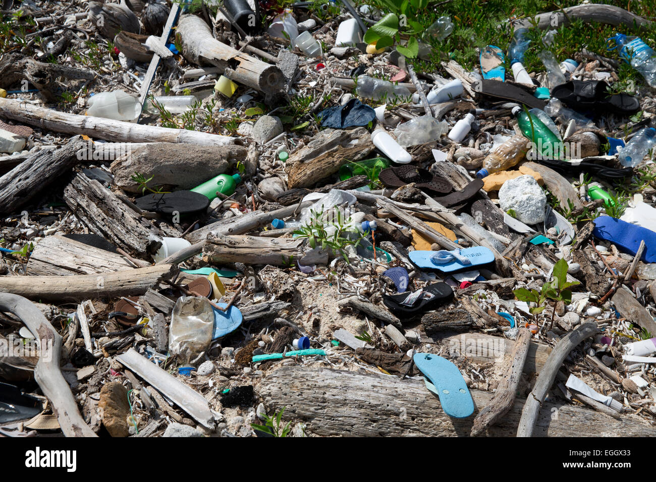 La contaminación de desechos de plástico en la playa cerca de Mahahual, Quintana Roo, México. Foto de stock