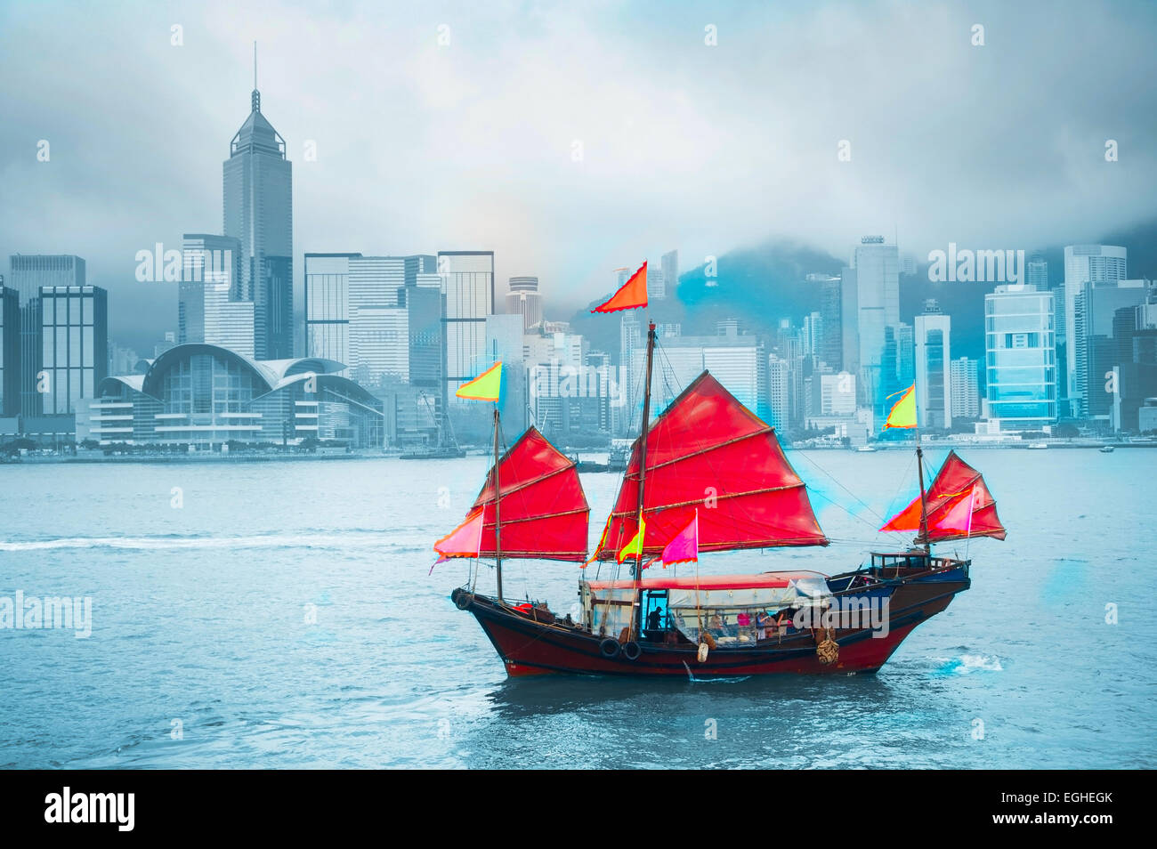Símbolo de Hong Kong - velero de madera tradicional en el puerto de Victoria. Foto de stock