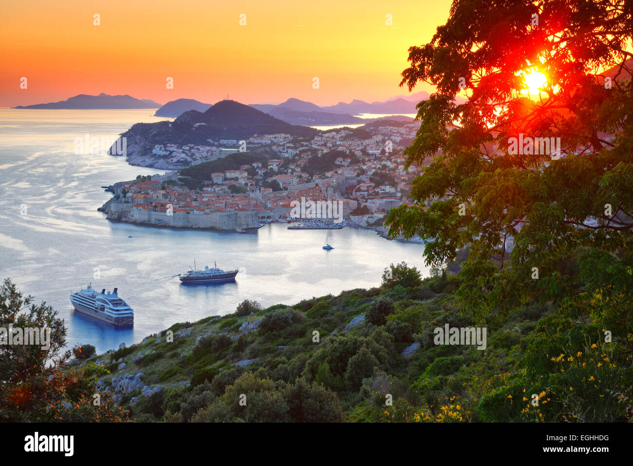 Panorama de la ciudad vieja de Dubrovnik, en Croacia, al atardecer. Foto de stock