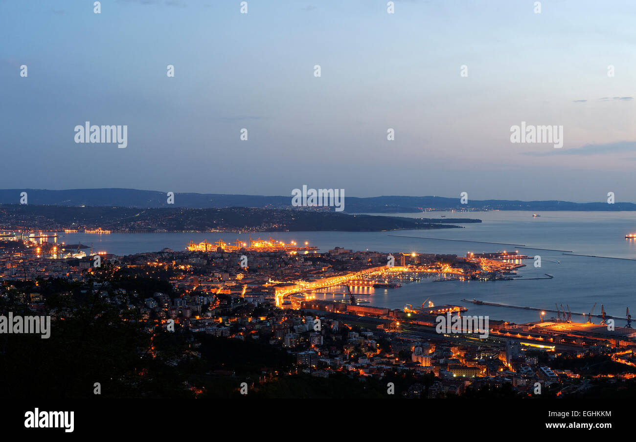Costa, centro histórico con el viejo puerto, Trieste, Italia Foto de stock