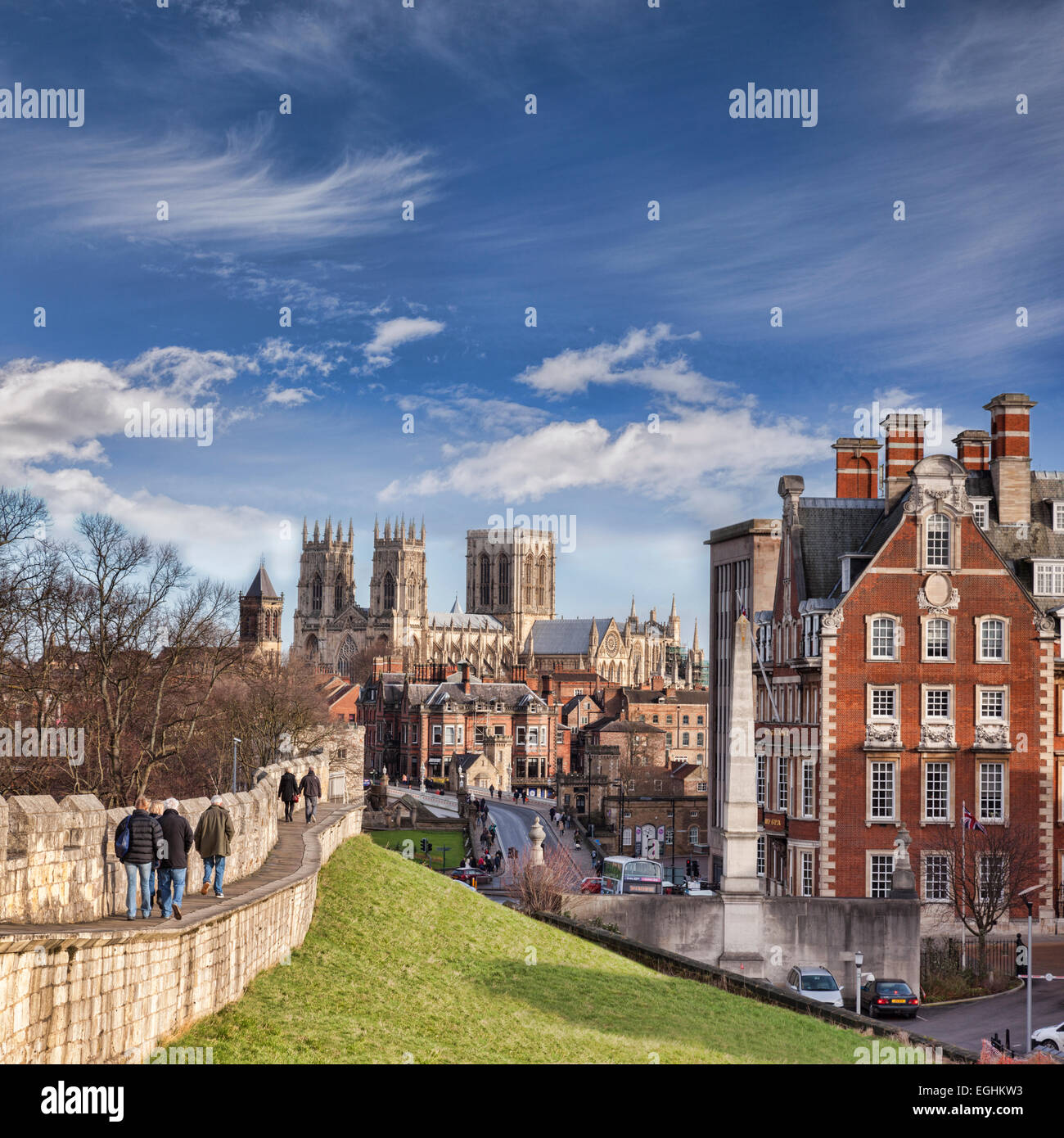 La ciudad de York, North Yorkshire, Inglaterra, una vista a lo largo de la pared hacia la ciudad de York Minster, turistas caminando a lo largo de la pared. Foto de stock