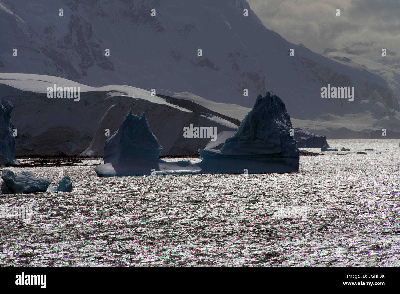 El hielo fluye a lo largo de la costa de la Isla Anvers Foto de stock