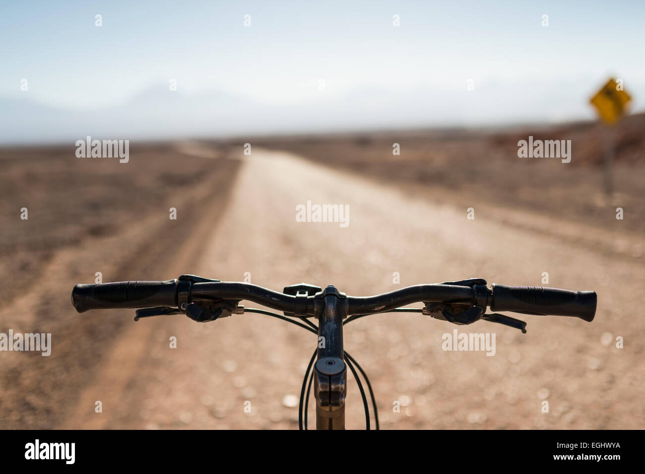 Bicicleta en camino hacia el Valle de la Luna (Valle de la luna), el  desierto de Atacama, el Norte Grande de Chile Fotografía de stock - Alamy
