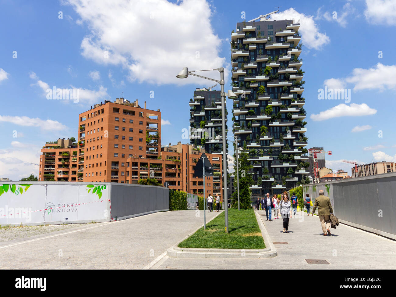 Italia, Lombardía, Milán, el edificio del jardín vertical Foto de stock