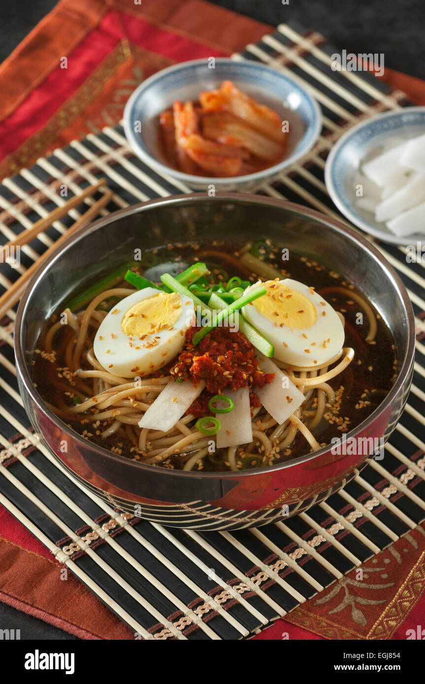 Naengmyeon. Fideos en una fría refrigerada caldo. Corea comida Foto de stock