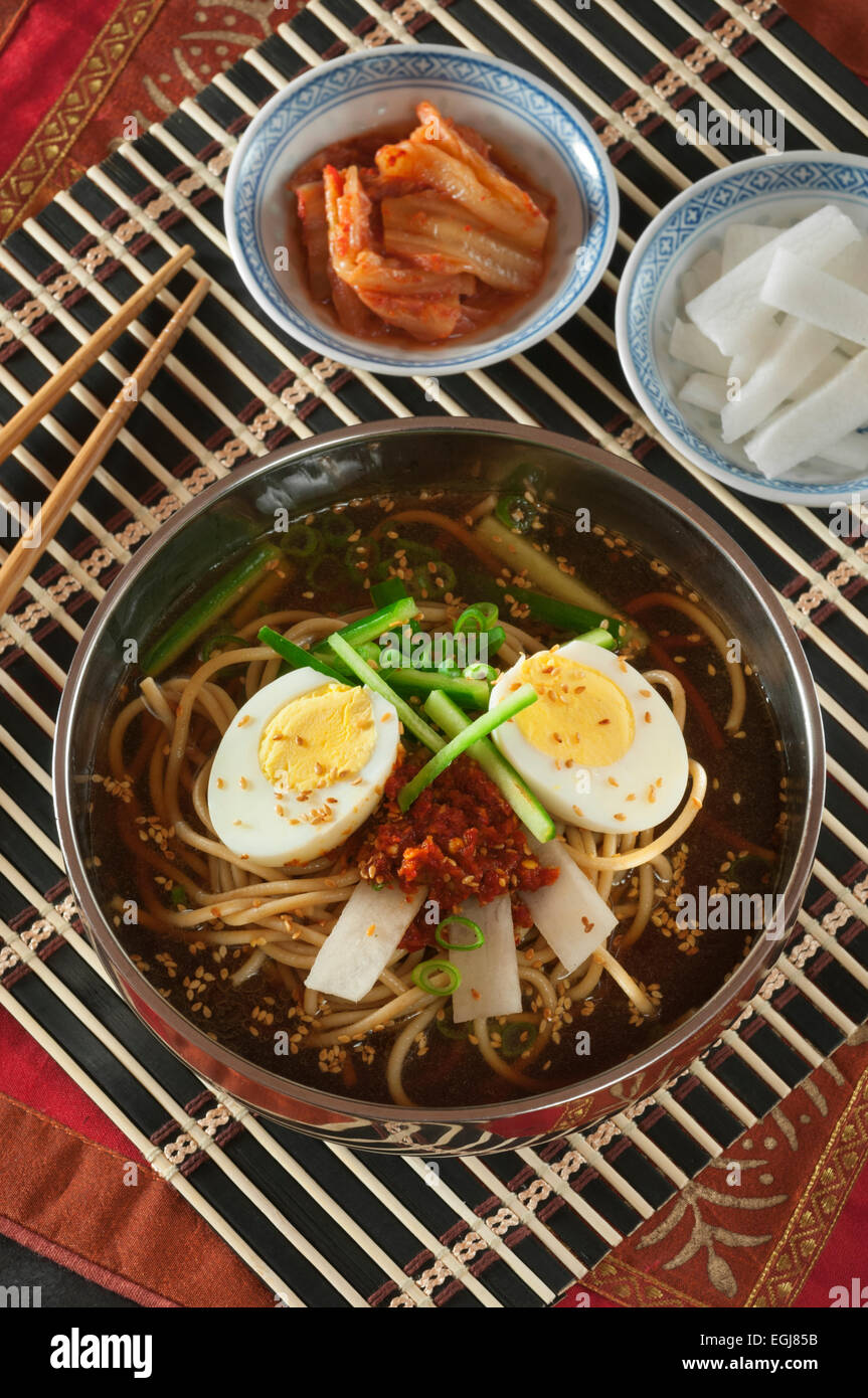 Naengmyeon. Fideos en una fría refrigerada caldo. Corea comida Foto de stock