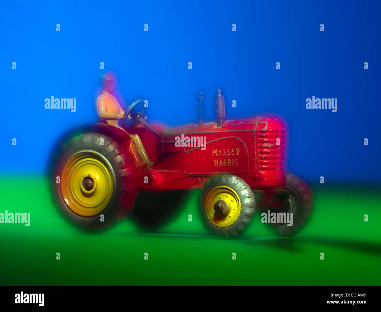 tractor de juguete rojo Foto de stock