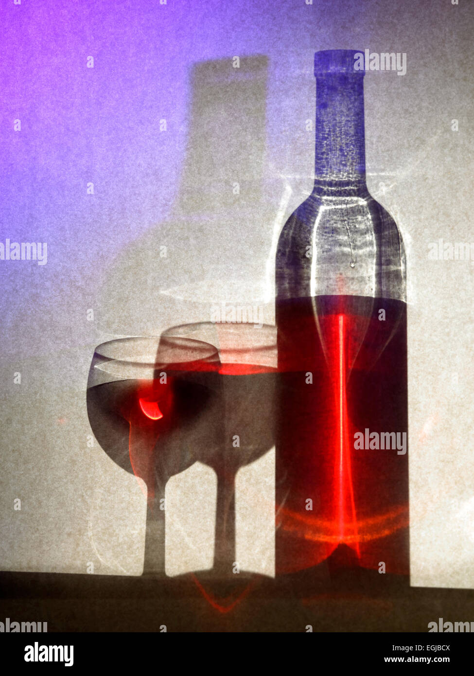 Botella de vino tinto y dos copas Foto de stock