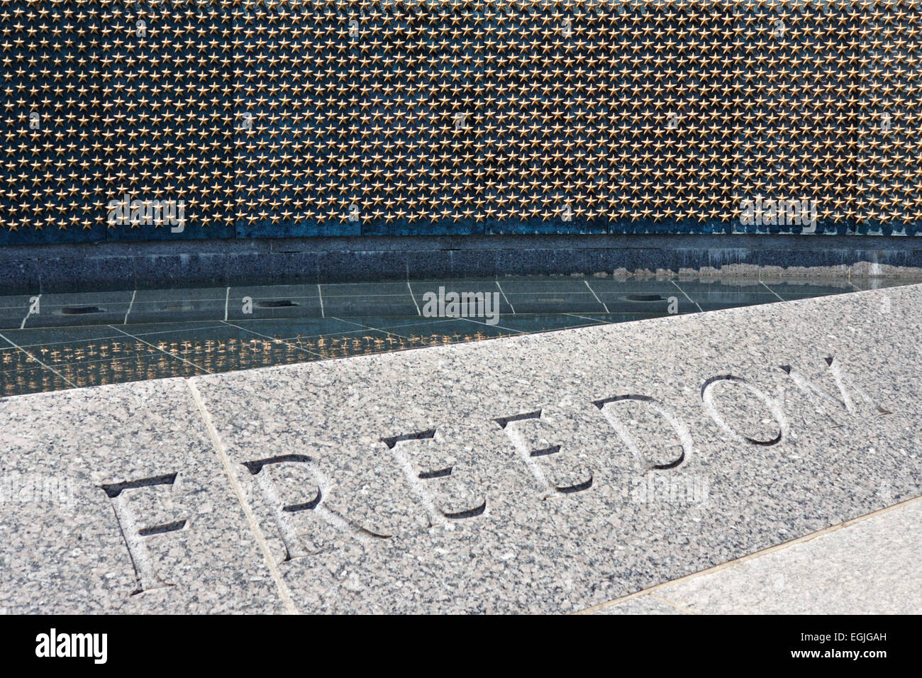 El muro de la libertad nacional, Memorial de la II Guerra Mundial, Washington, D.C., Estados Unidos. "Aquí nos marca el precio de la libertad" Foto de stock
