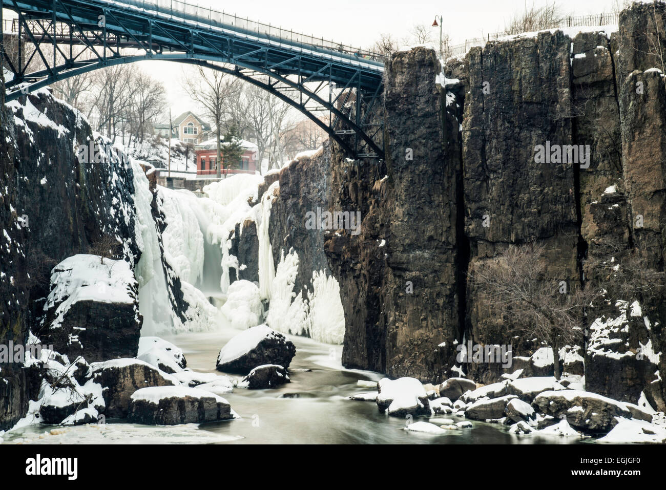 Ee.Uu. 22-Feb-2105 Paterson, Nueva Jersey reciente por debajo de la  temperatura de congelación congelar las aguas fluyentes del Gran Salto del  río Passaic. Un prominente cascada, 77 pies (23 m) de altura,