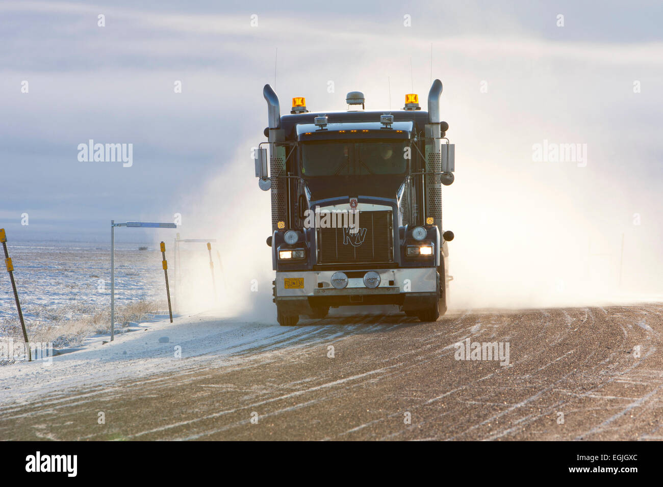 Carretilla de transporte sobre la Dalton Highway (vertiente norte) camino rumbo a Prudhoe Bay, Alaska, EE.UU. en Octubre Foto de stock