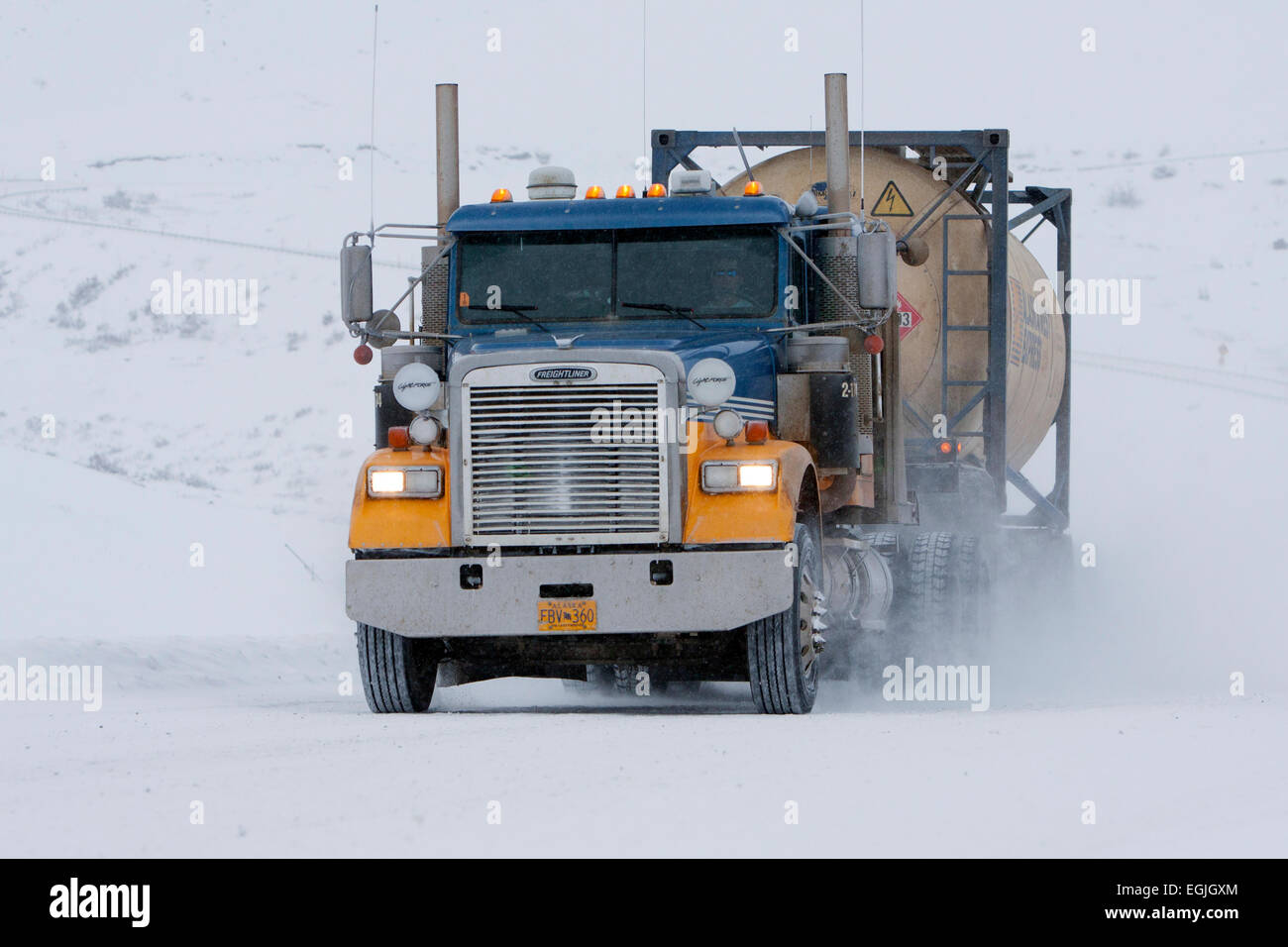 Carretilla de transporte sobre la Dalton Highway (vertiente norte) camino rumbo a Prudhoe Bay, Alaska, EE.UU. en Octubre Foto de stock