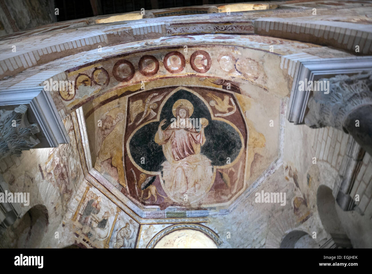 Baptisterio de san juan de poitiers fotografías e imágenes de alta