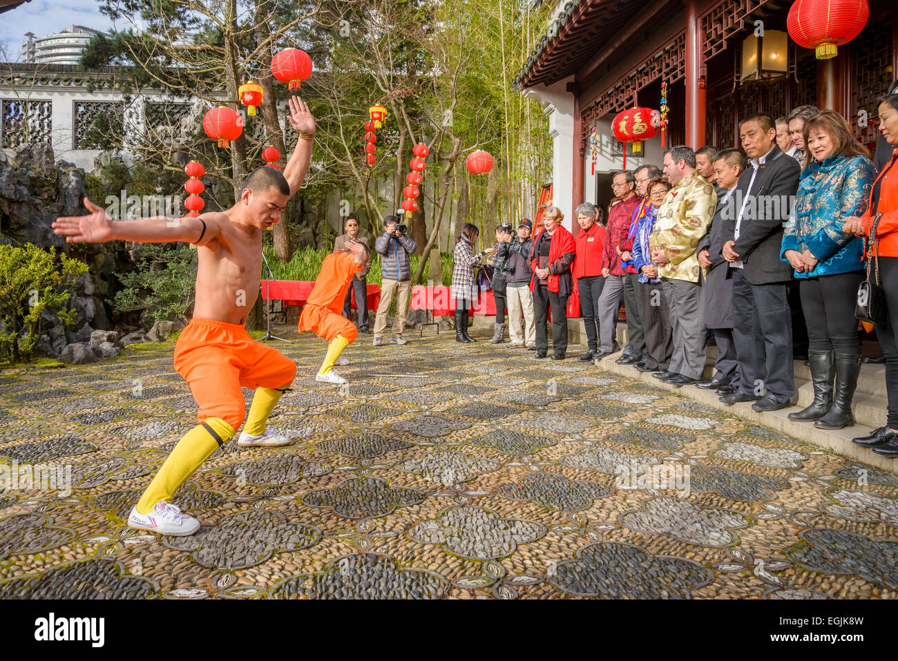Rendimiento experto de Kung Fu de Shaolin Monks, Dr. Sun Yat Sen Jardín Chino Clásico, Vancouver, British Columbia, Canadá Foto de stock